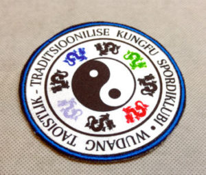 Embleem kangast alusega