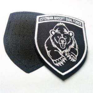 Embleem takjaalusega