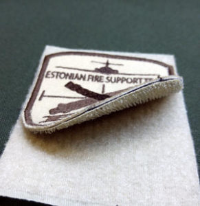 Embleem takjaalusega