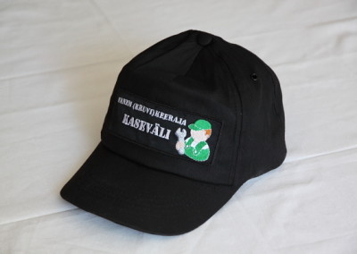 Tikitud embleem nokamütsil